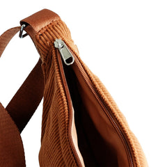 Moon Bag Axelväska i Manchester – Halvmåneformad Crossbody, Justerbar Rem -Brun