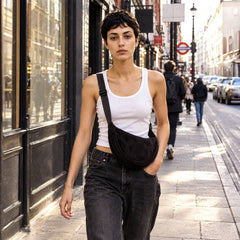 Moon Bag Axelväska i Manchester – Halvmåneformad Crossbody, Justerbar Rem -Svart