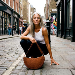 Moon Bag Axelväska i Manchester – Halvmåneformad Crossbody, Justerbar Rem -Brun